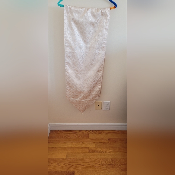 ๐ Beige Tablecloth Runner - Picture 2 of 5